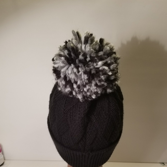 Black cable knit hat - Picture 3 of 7